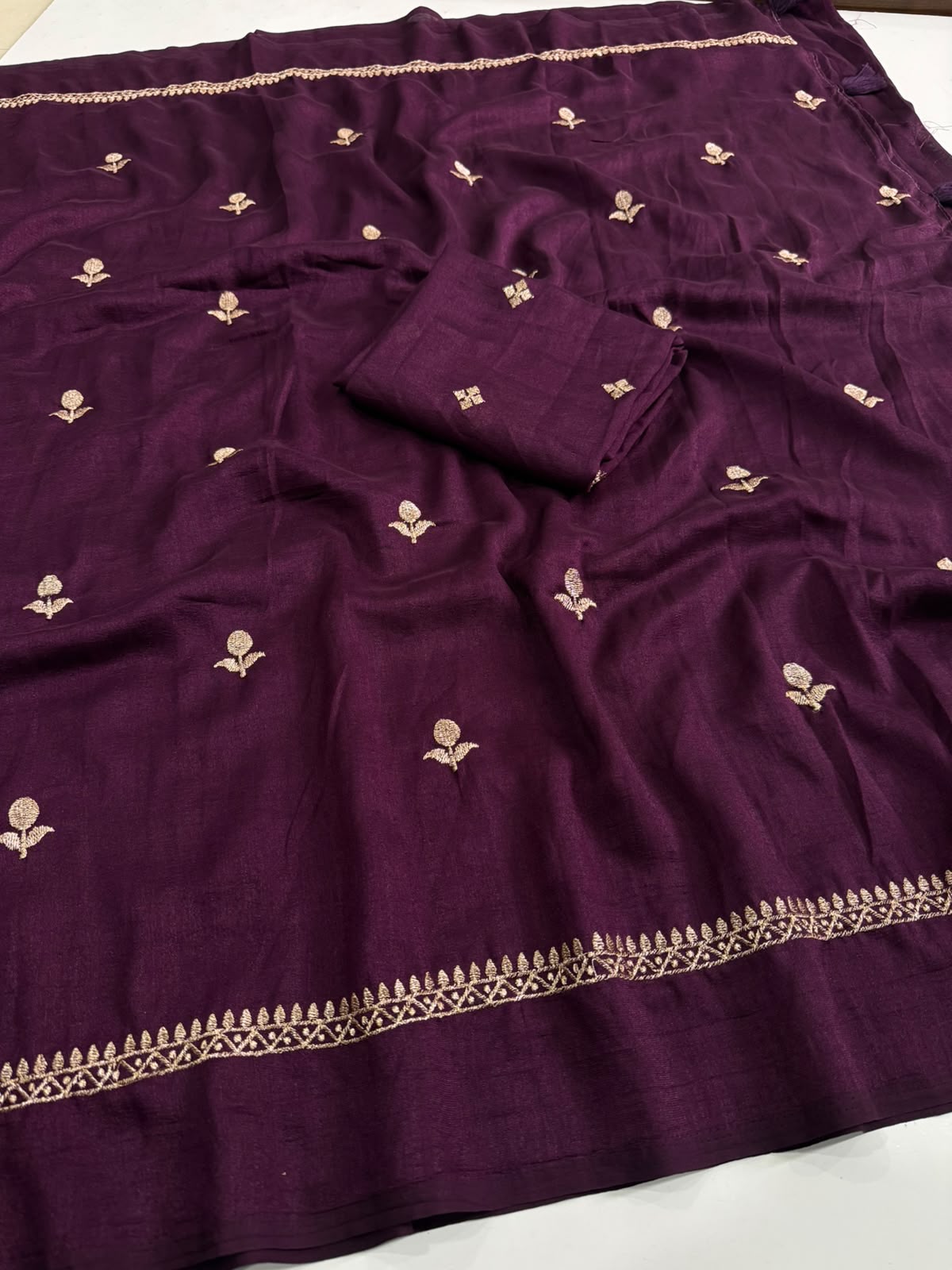 Jute Saree With Butti Embroidery — photo 6