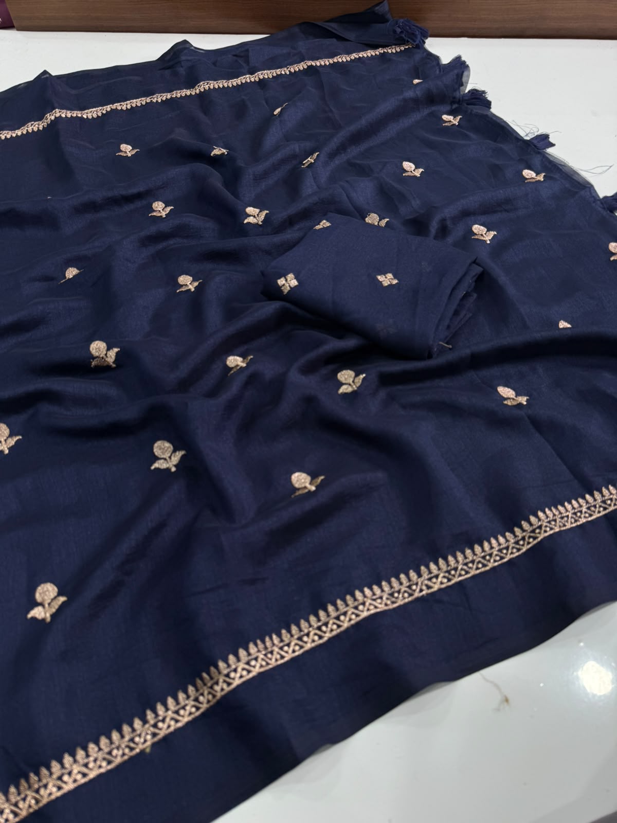 Jute Saree With Butti Embroidery — photo 7