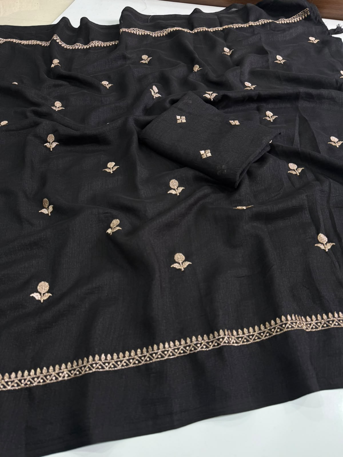 Jute Saree With Butti Embroidery — photo 11