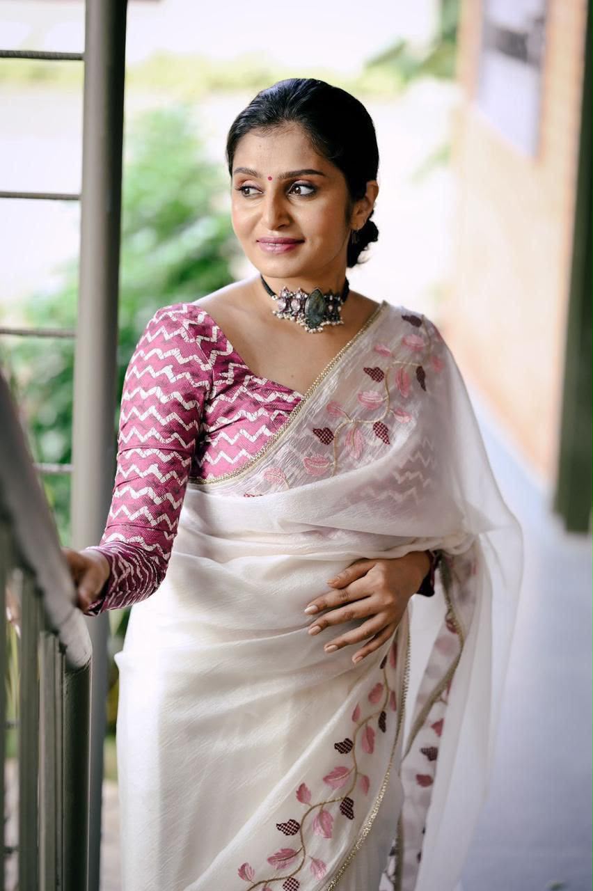 Ivory Georgette Saree With Embroidered Border — photo 3