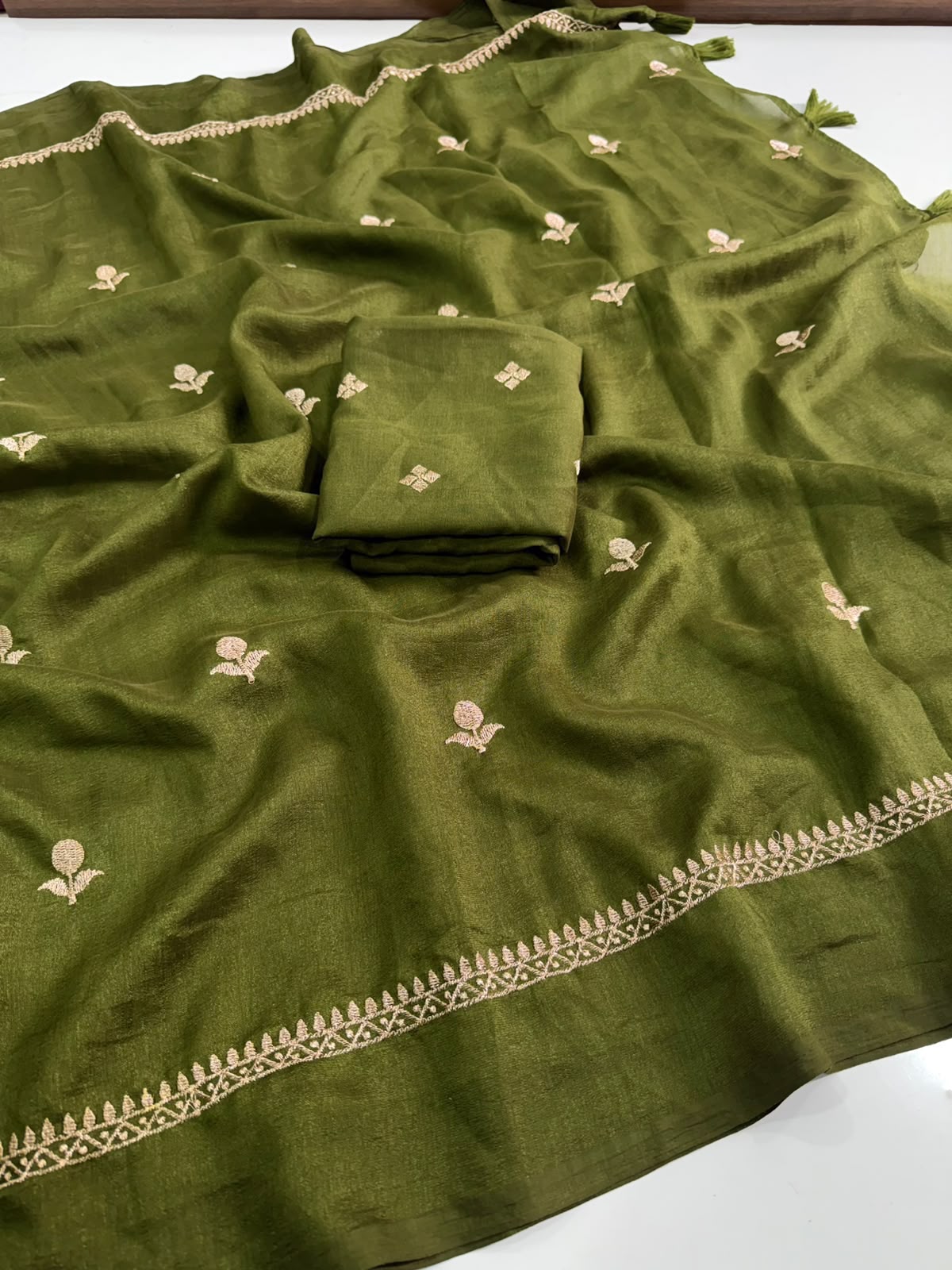 Jute Saree With Butti Embroidery — photo 5