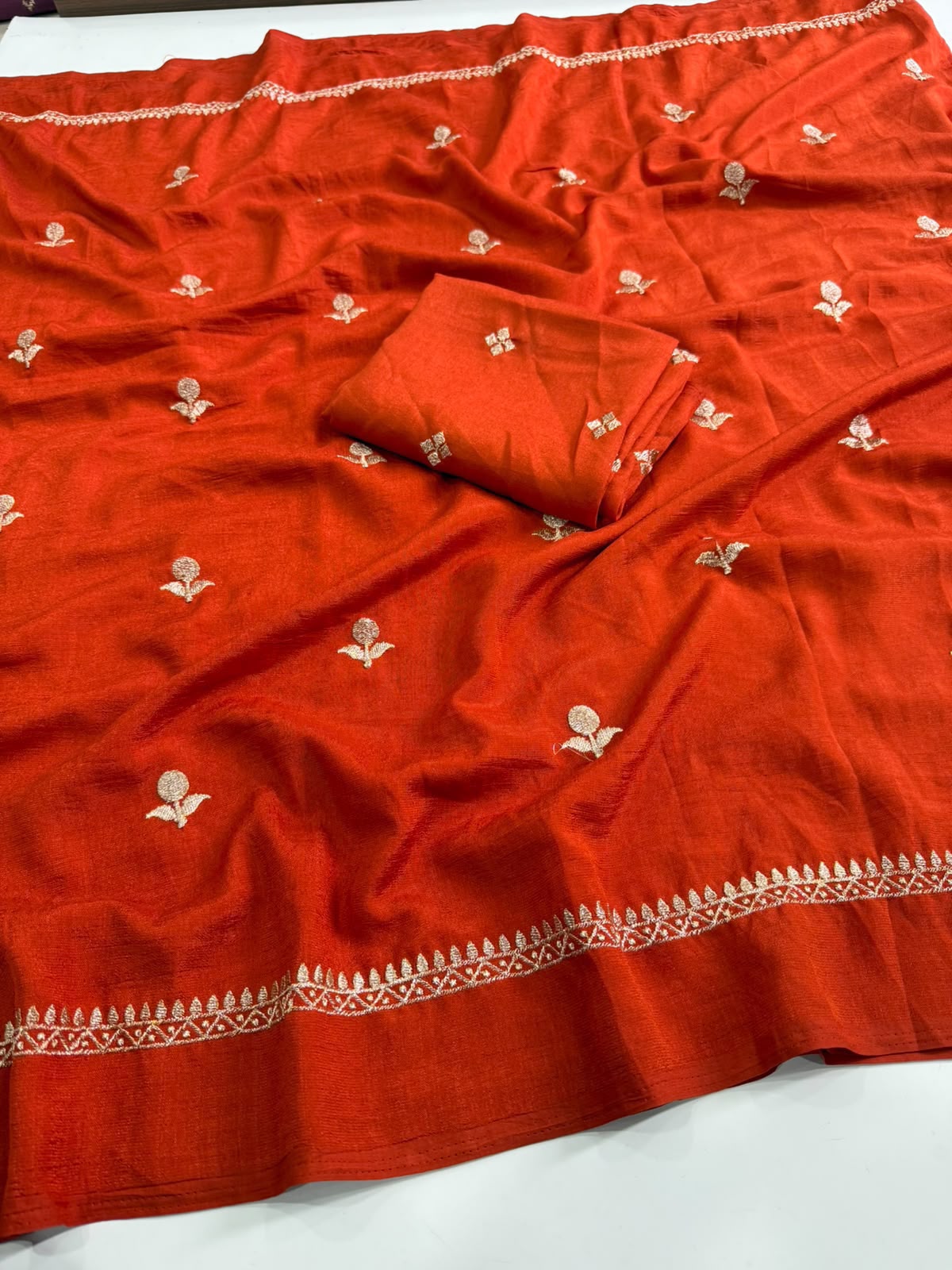 Jute Saree With Butti Embroidery — photo 9